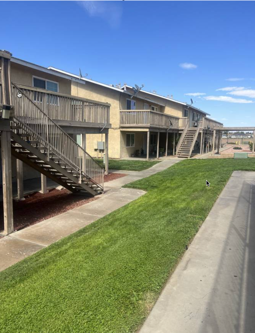 Adelanto Apartment: 18488-98 Montezuma St.