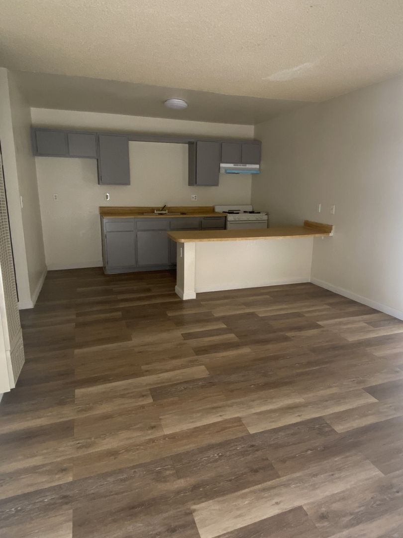Adelanto Apartment: 18488-98 Montezuma St.