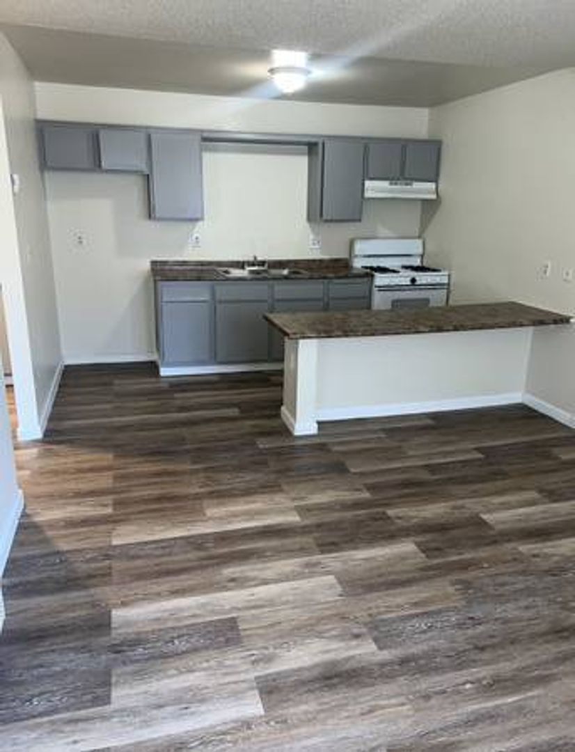 Adelanto Apartment: 18488-98 Montezuma St.