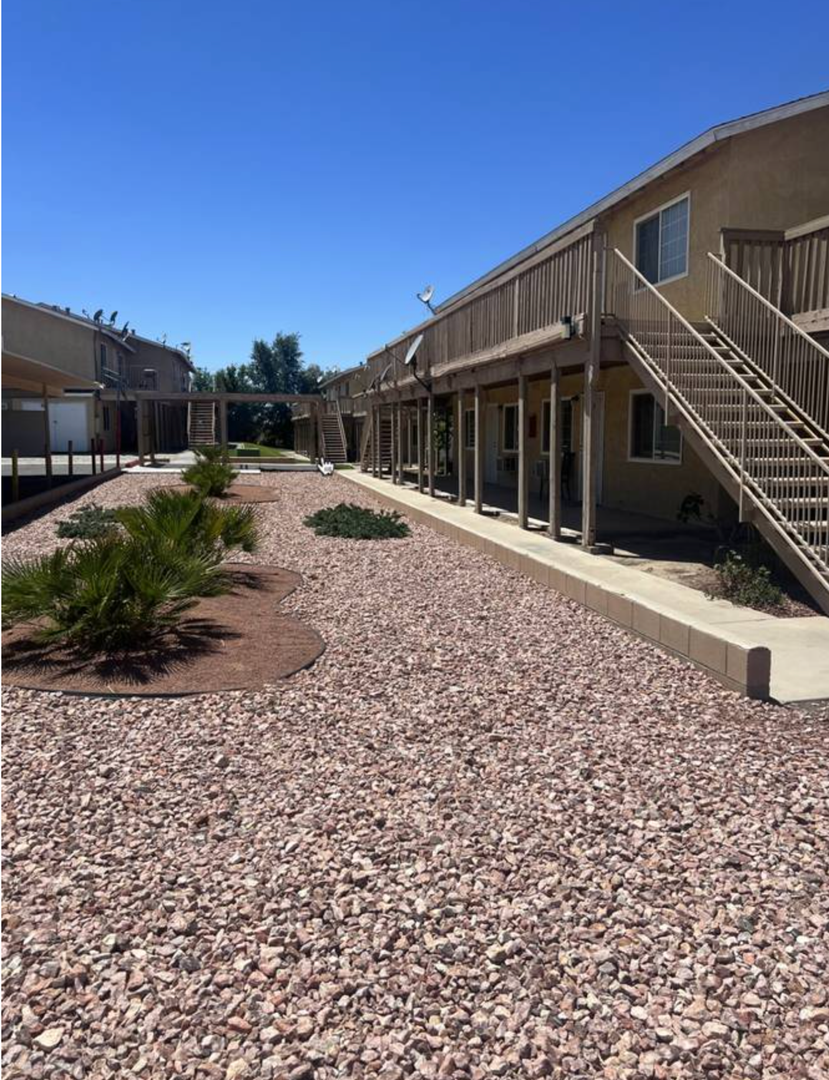 Adelanto Apartment: 18488-98 Montezuma St.