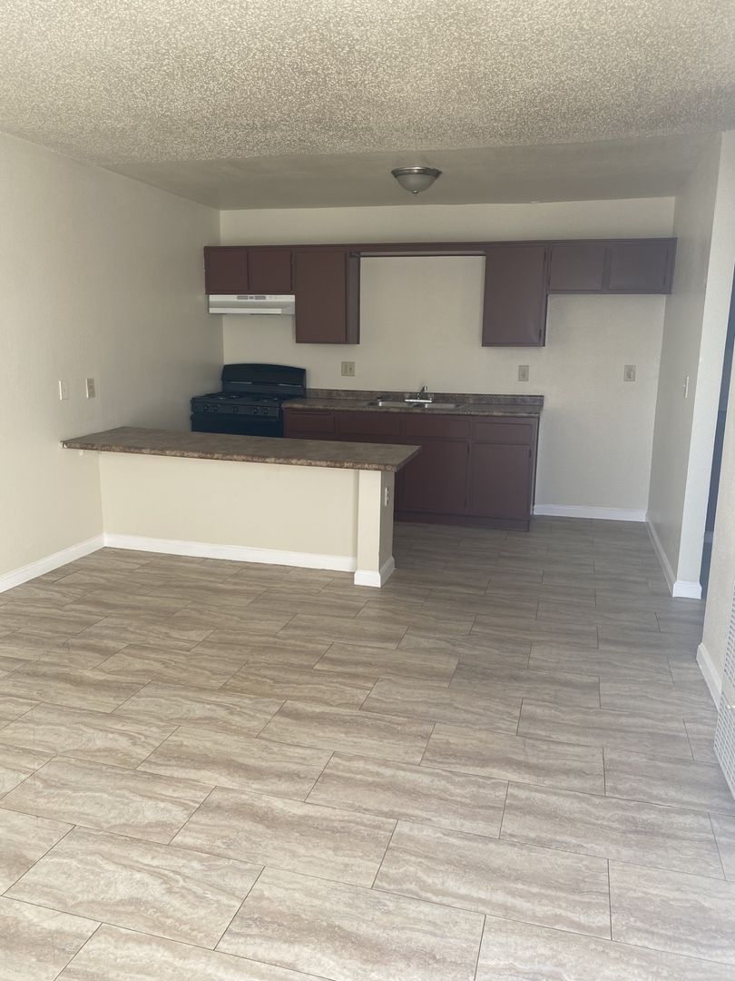Adelanto Apartment: 18462 Montezuma St.