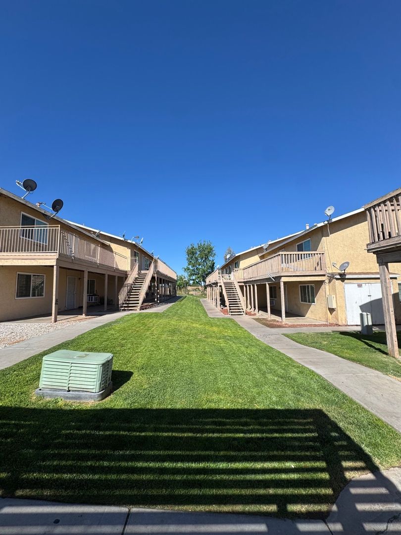 Adelanto Apartment: 18488-98 Montezuma St.