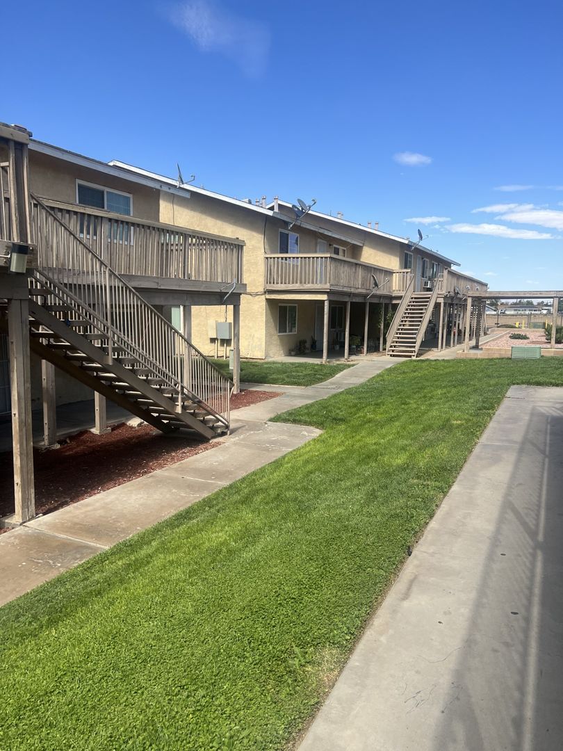 Adelanto Apartment: 18488-98 Montezuma St.