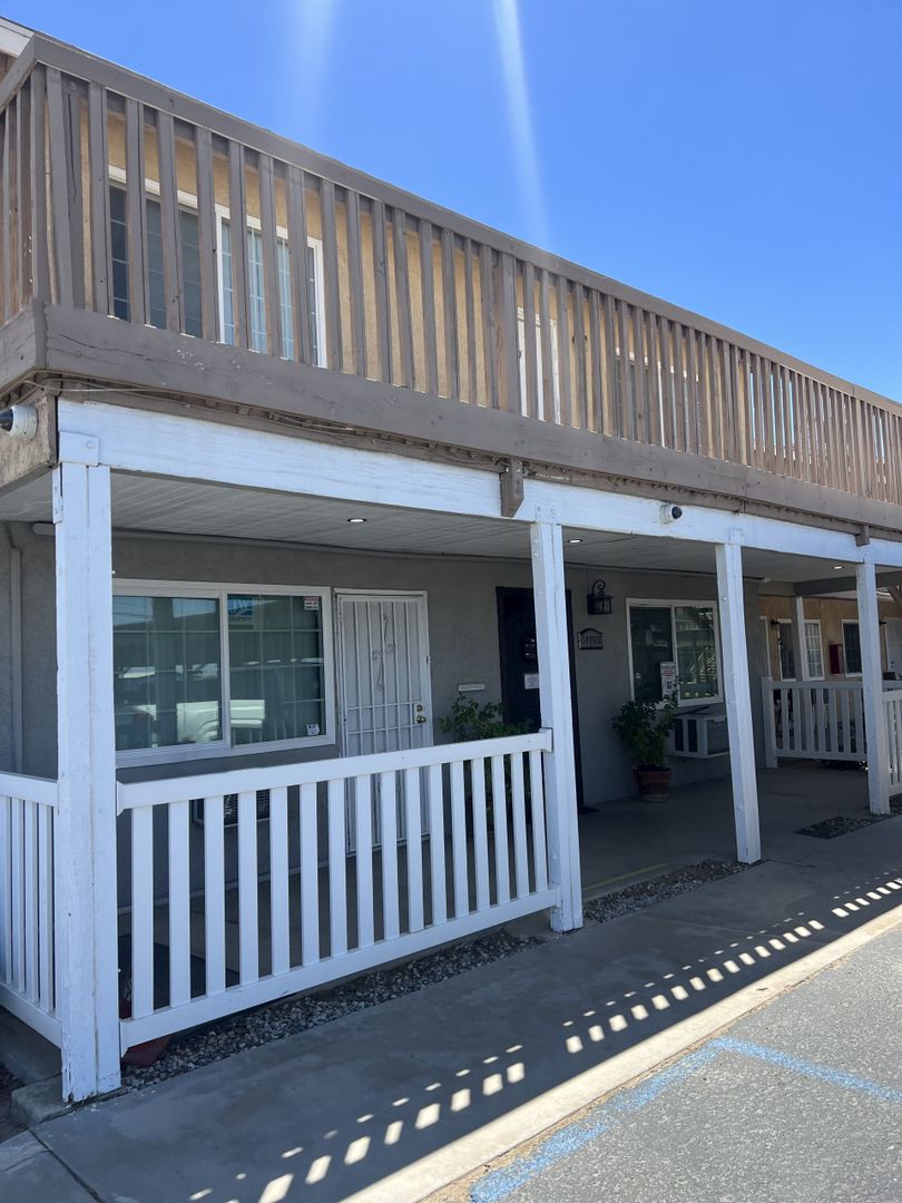 Adelanto Apartment: 18488-98 Montezuma St.