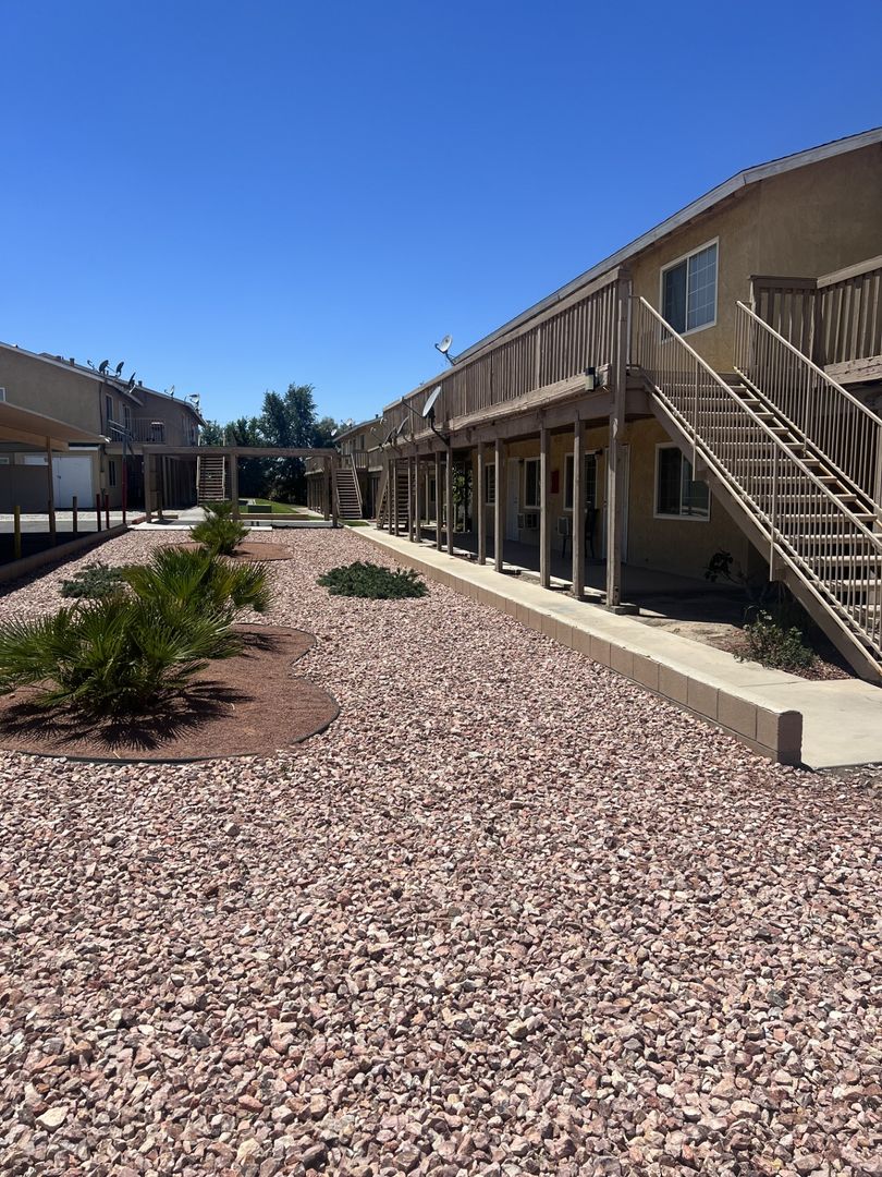 Adelanto Apartment: 18488-98 Montezuma St.