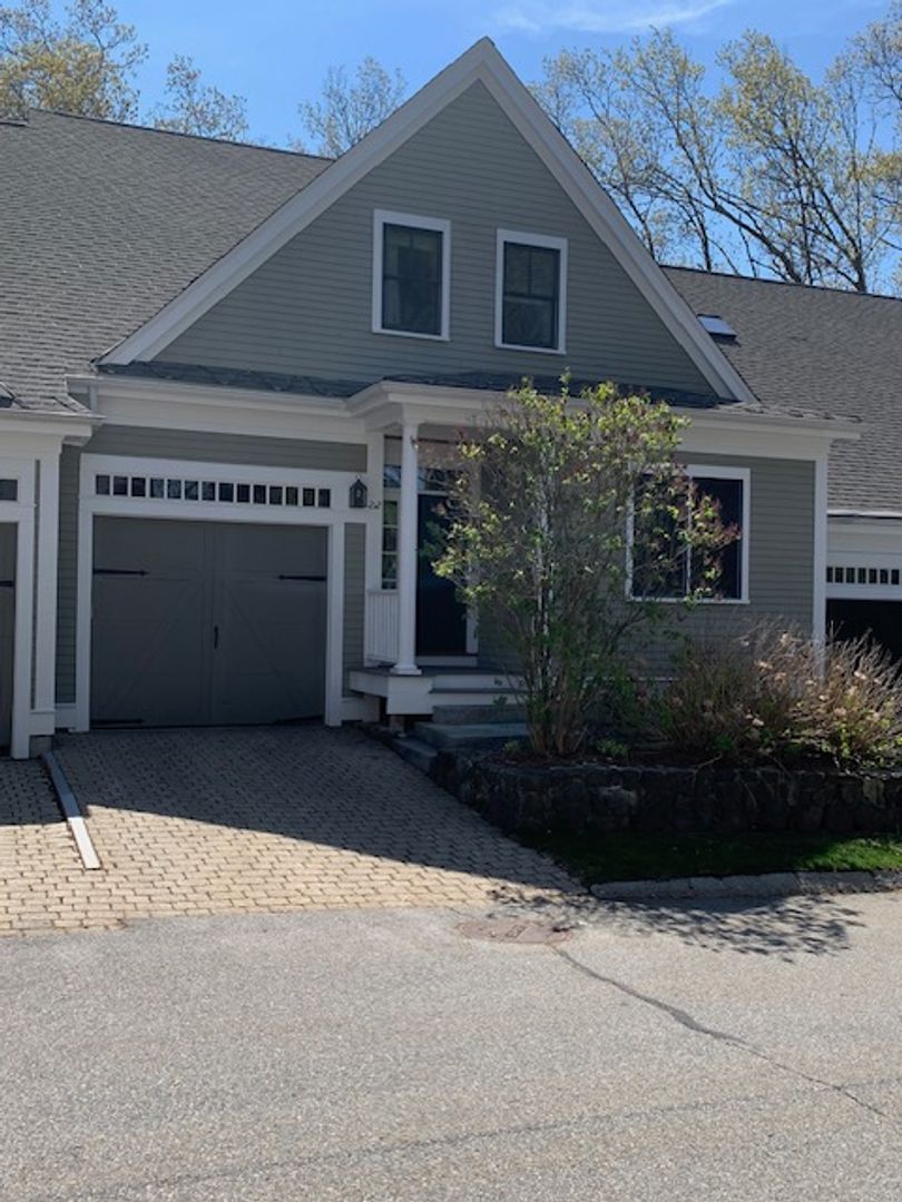 Reading House: 22 White Oaks Lane