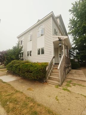 733 Lincoln Ave. - 733 Lincoln Avenue -3rd Floor - One Bedroom – photo 1