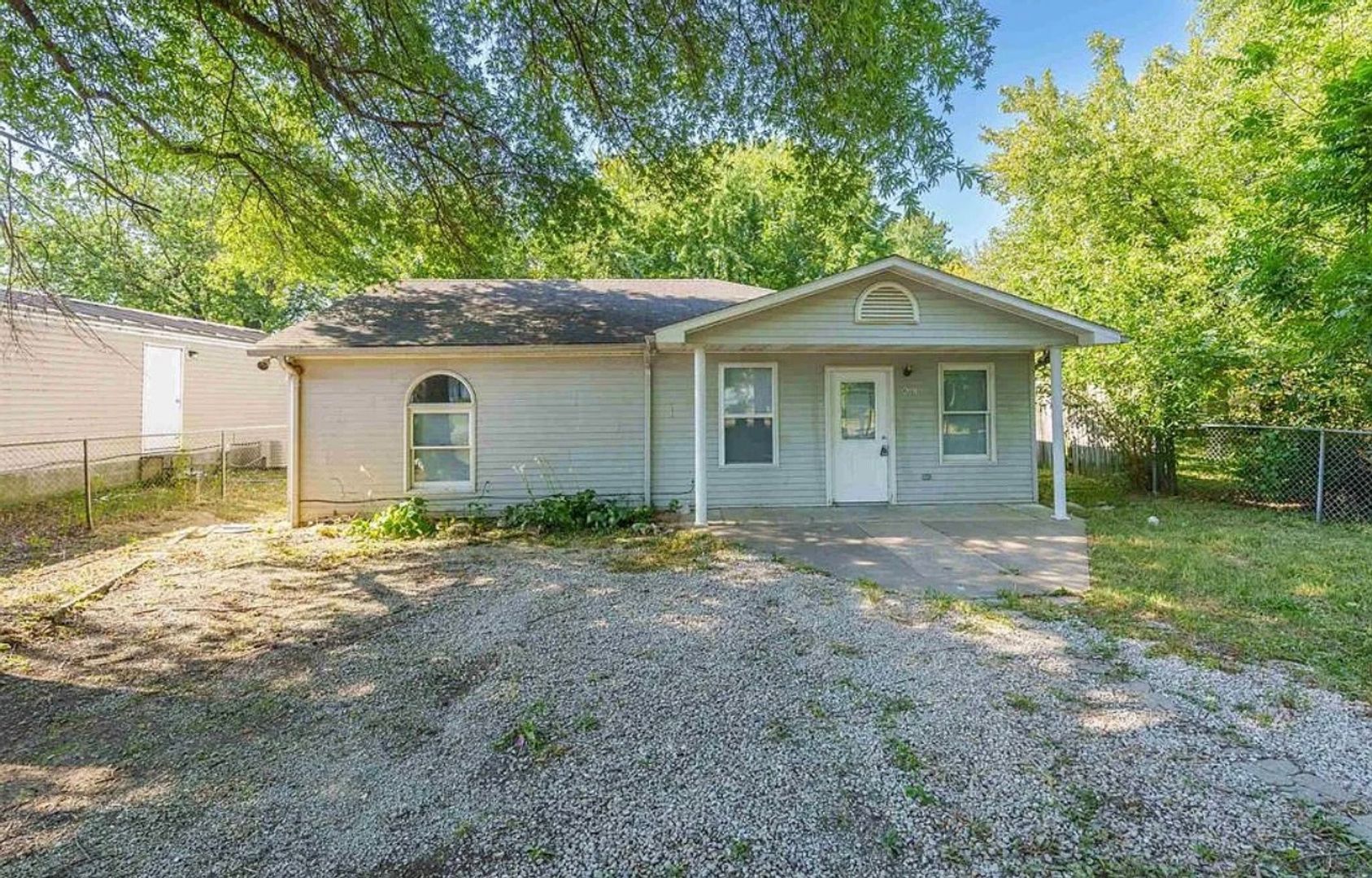Charming 2-Bedroom Ranch Home with Large Backyard – Cozy & Remodeled!