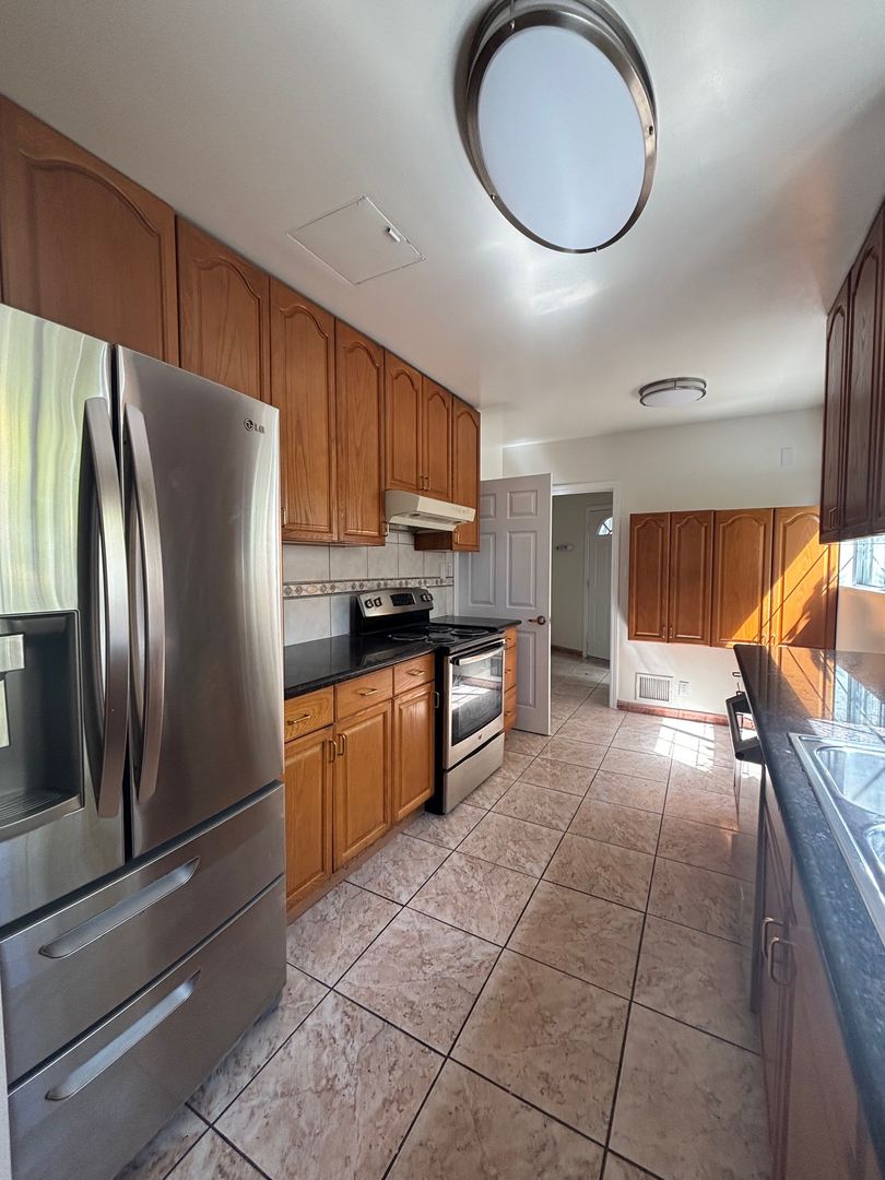 Los Angeles House: 221 North Commonwealth Avenue