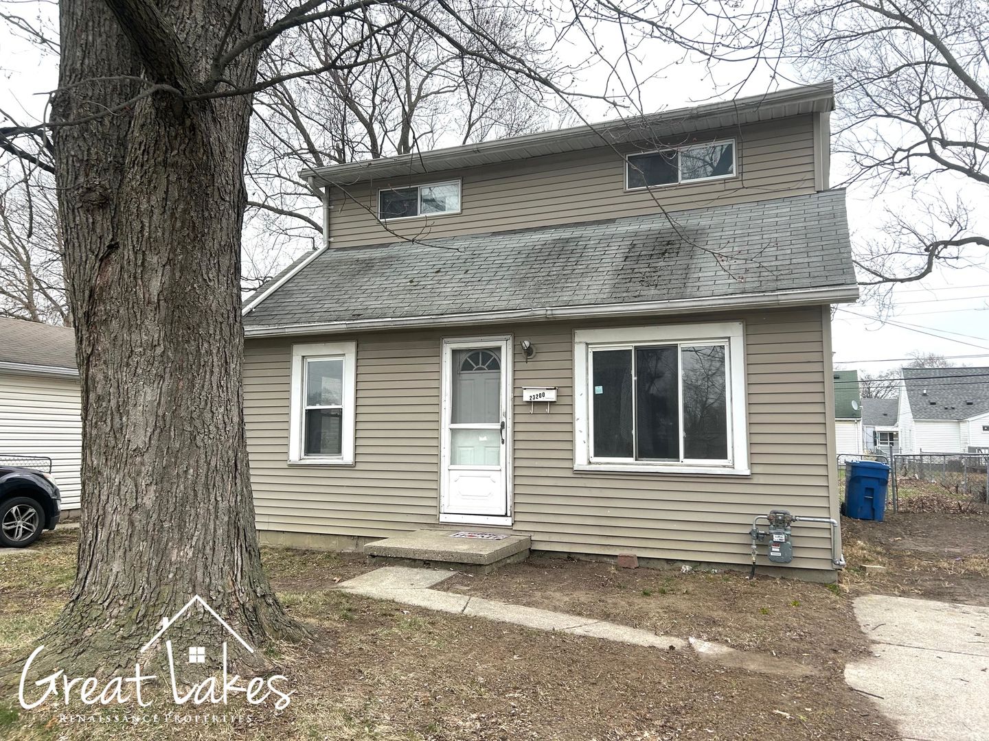 Warren House: 23200 Columbus Ave