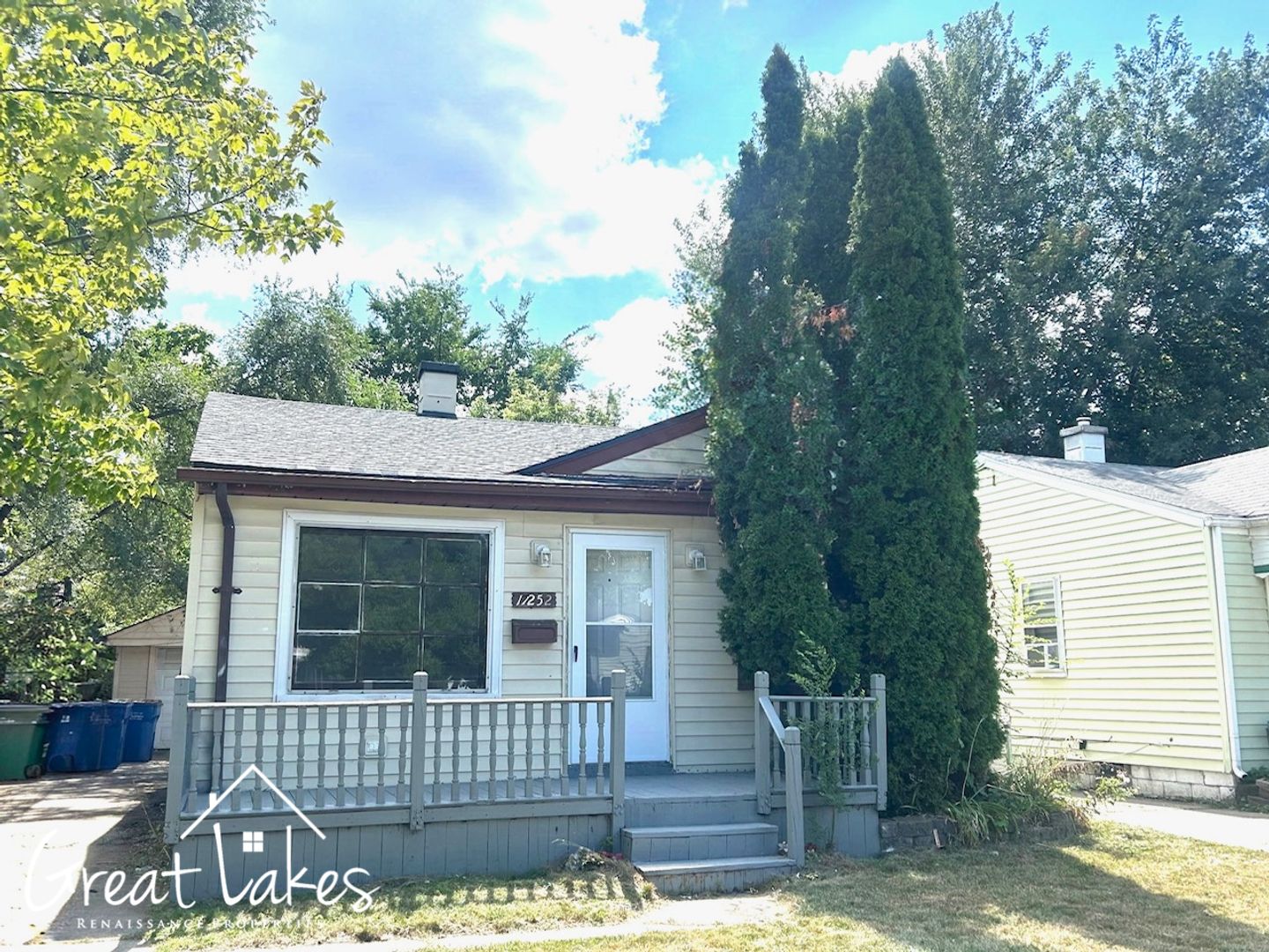 Warren House: 11252 Lozier Ave
