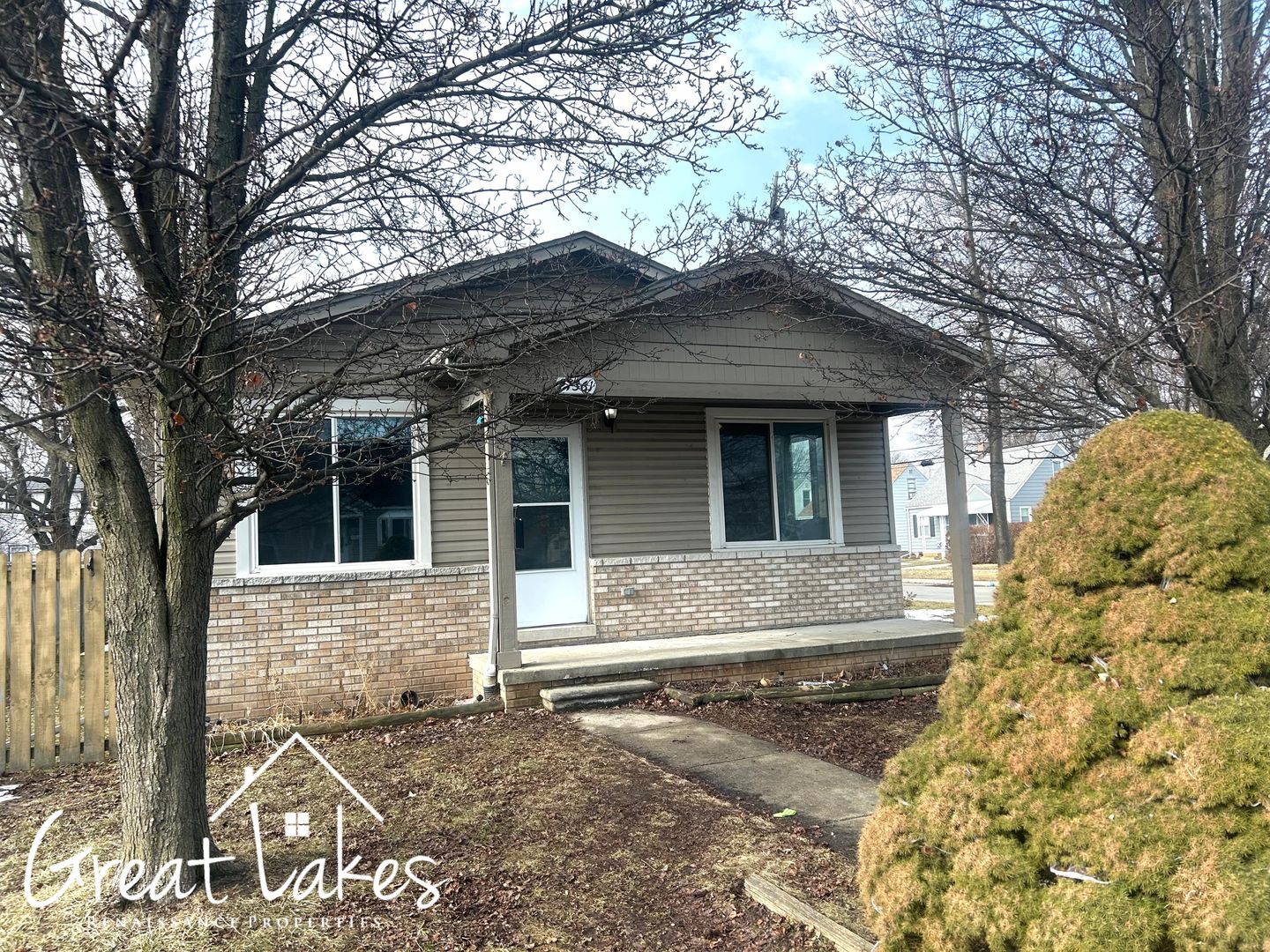 Roseville House: 27361 Ridgewood St