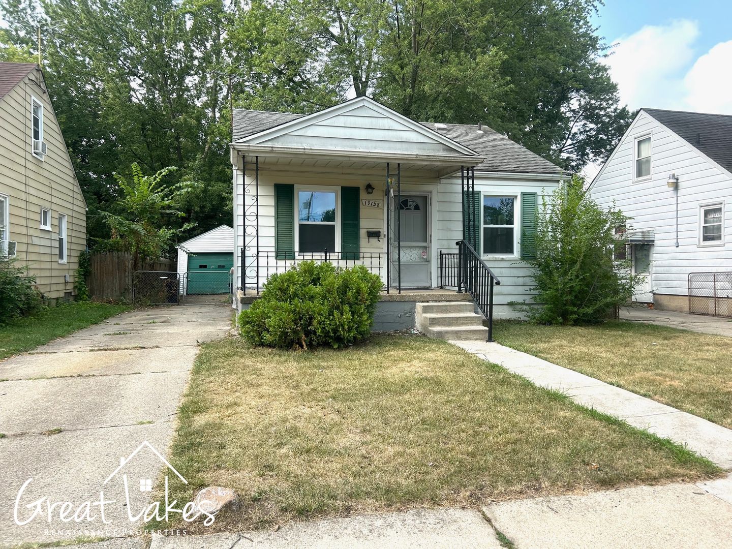 Harper Woods House: 19138 Washtenaw St