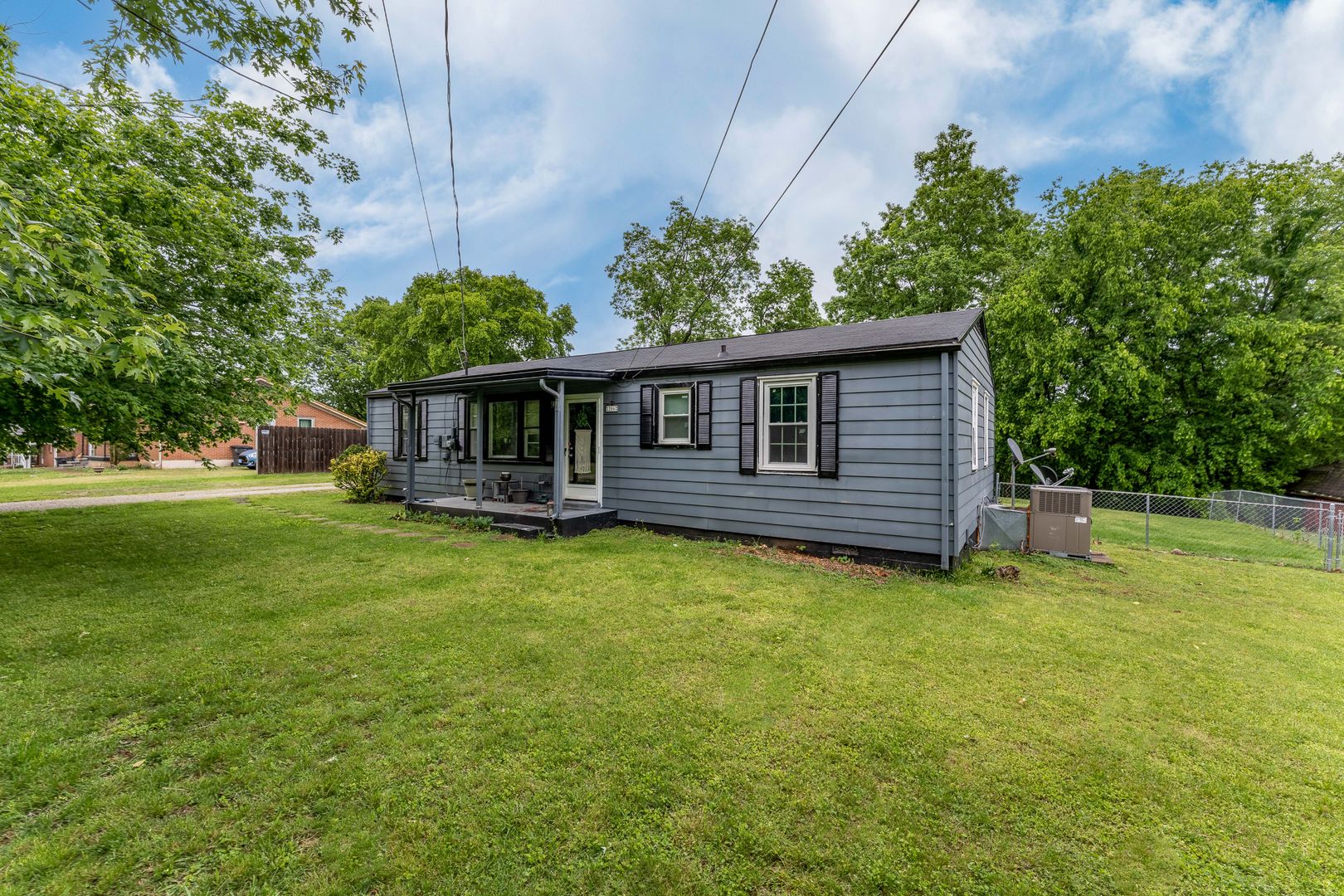 Columbia House: 206 River Heights Drive