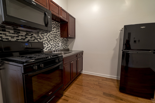 1 Bed 1 bath Available! – photo 1