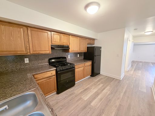 Spacious Bi-level Townhouse - PHA Ready! – photo 1