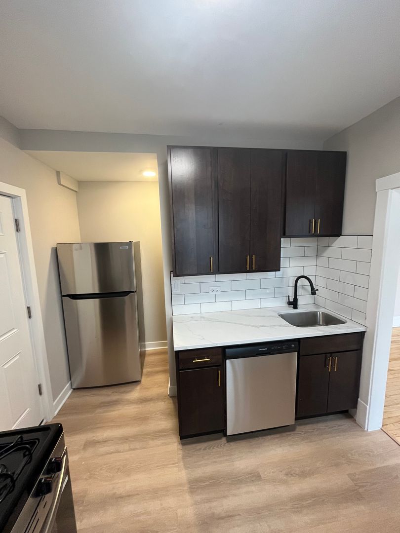 Chicago Apartment: 2854-58 W. Barry Ave.