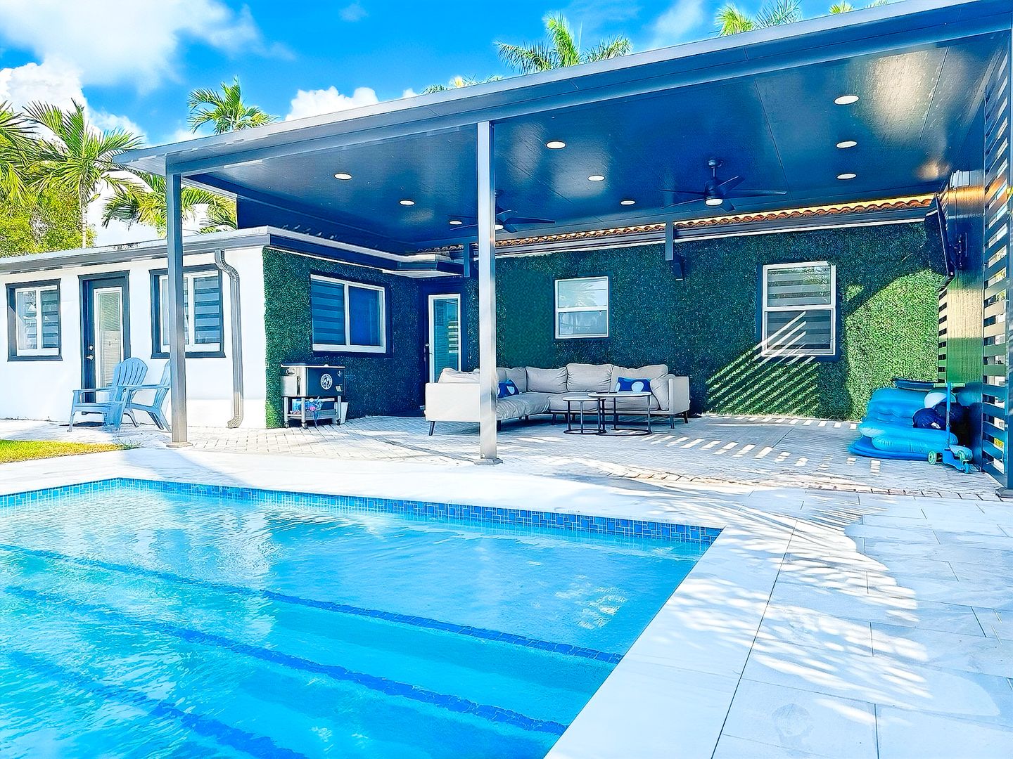 Hallandale Beach House: 1008 Moffett St