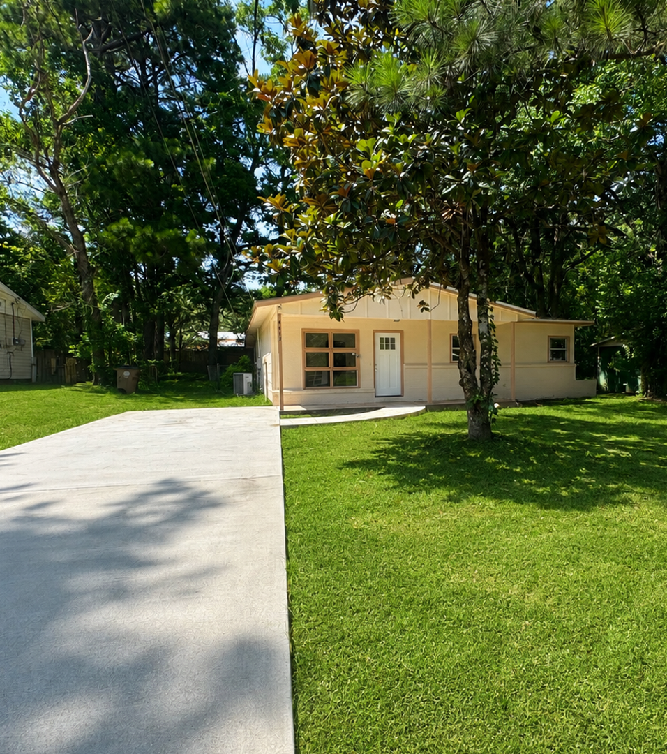 Mobile House: 6457 Barker Dr. N