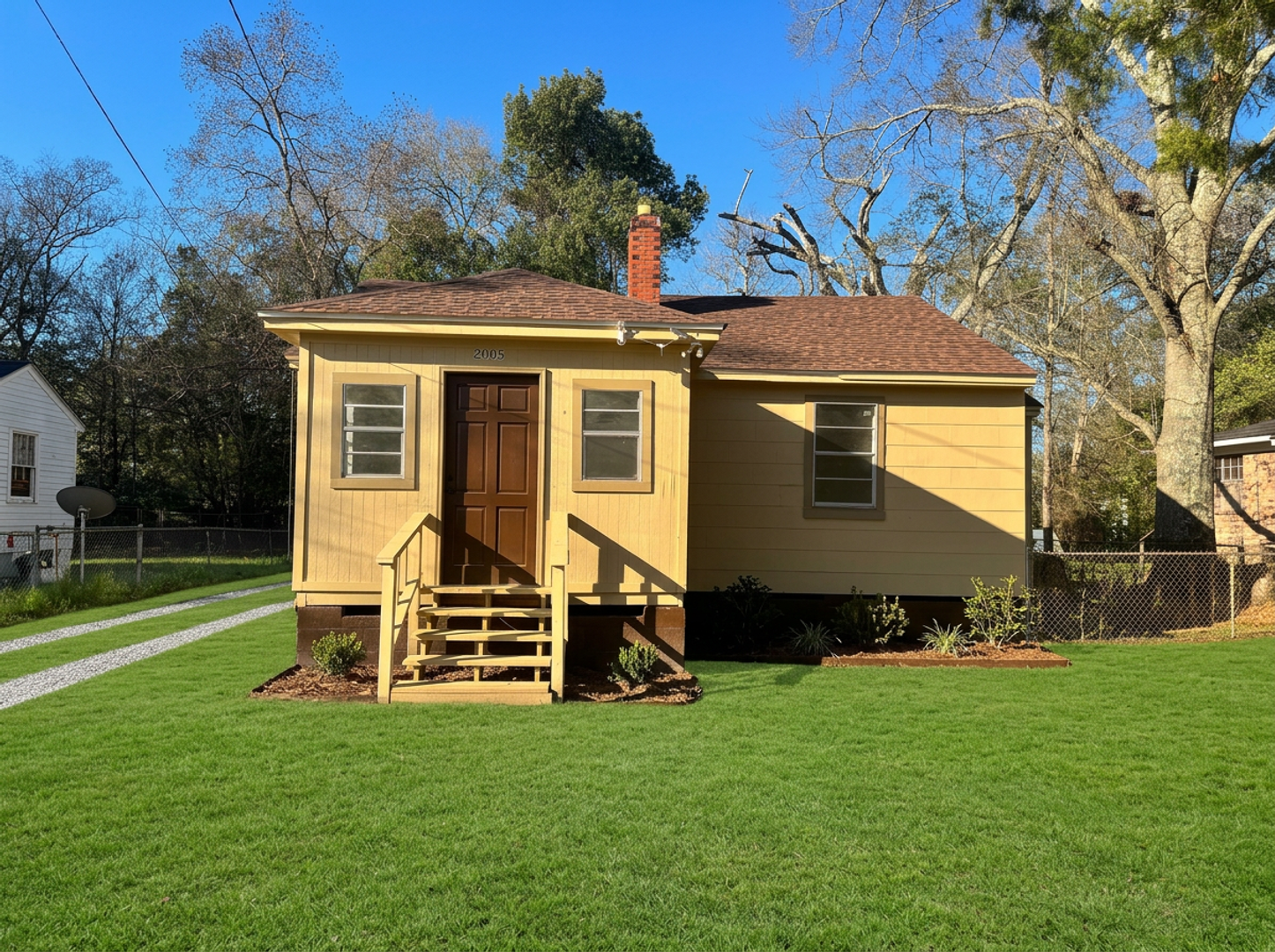 Mobile House: 2005 Mott Dr W