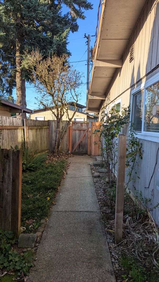 Vancouver Apartment: 200 SE 98th Avenue