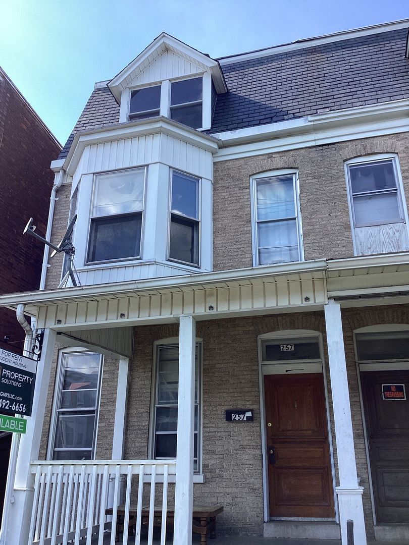 York Townhome: 257 W Jackson Street