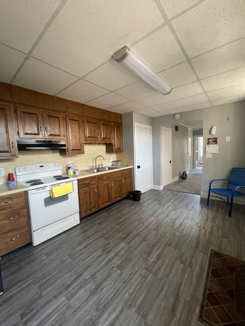 Lebanon Apartment: 1111 Walnut Street