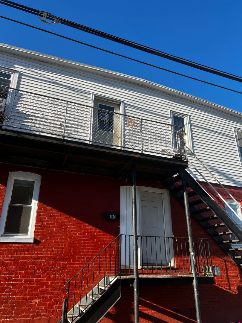 Elizabethtown Apartment: 229 S Poplar Street