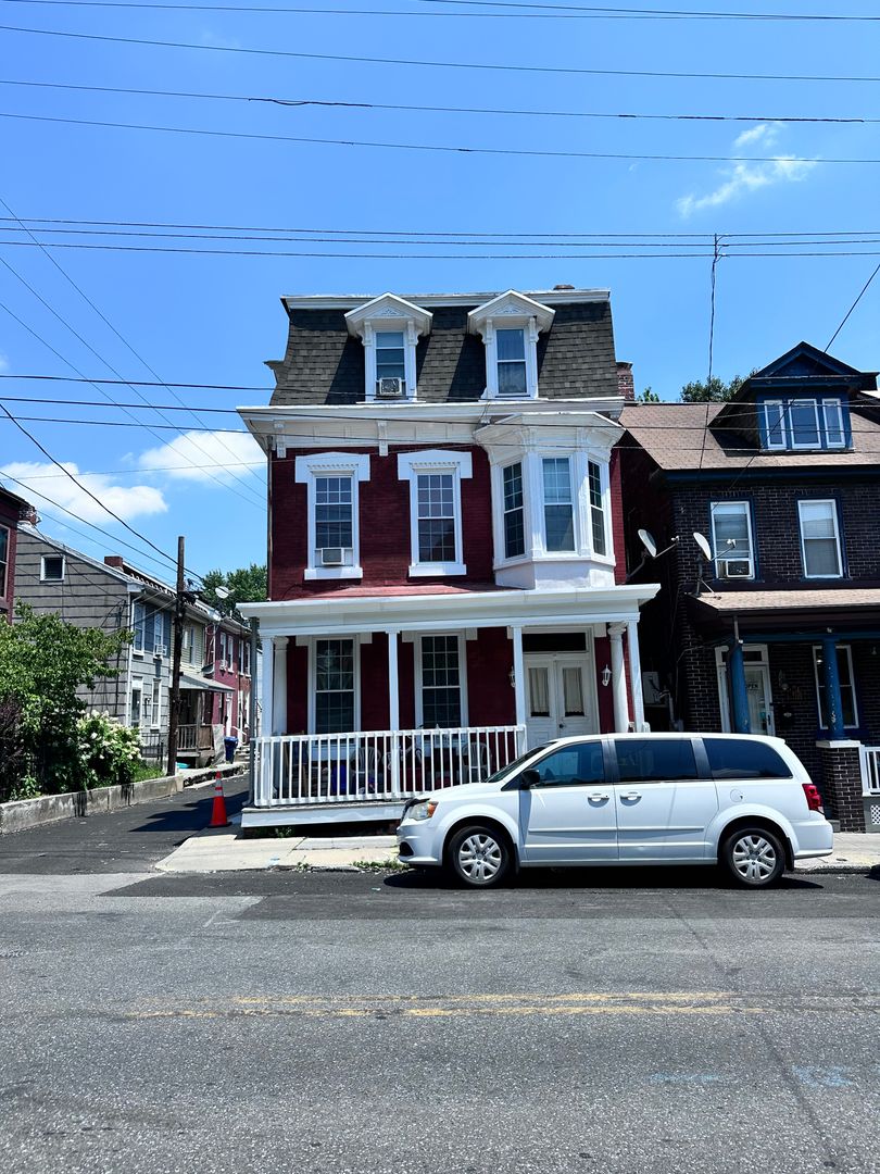 Lebanon Apartment: 222 S 8th St