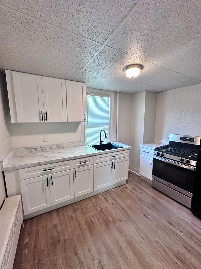 York Apartment: 587 W Princess Street - NWA
