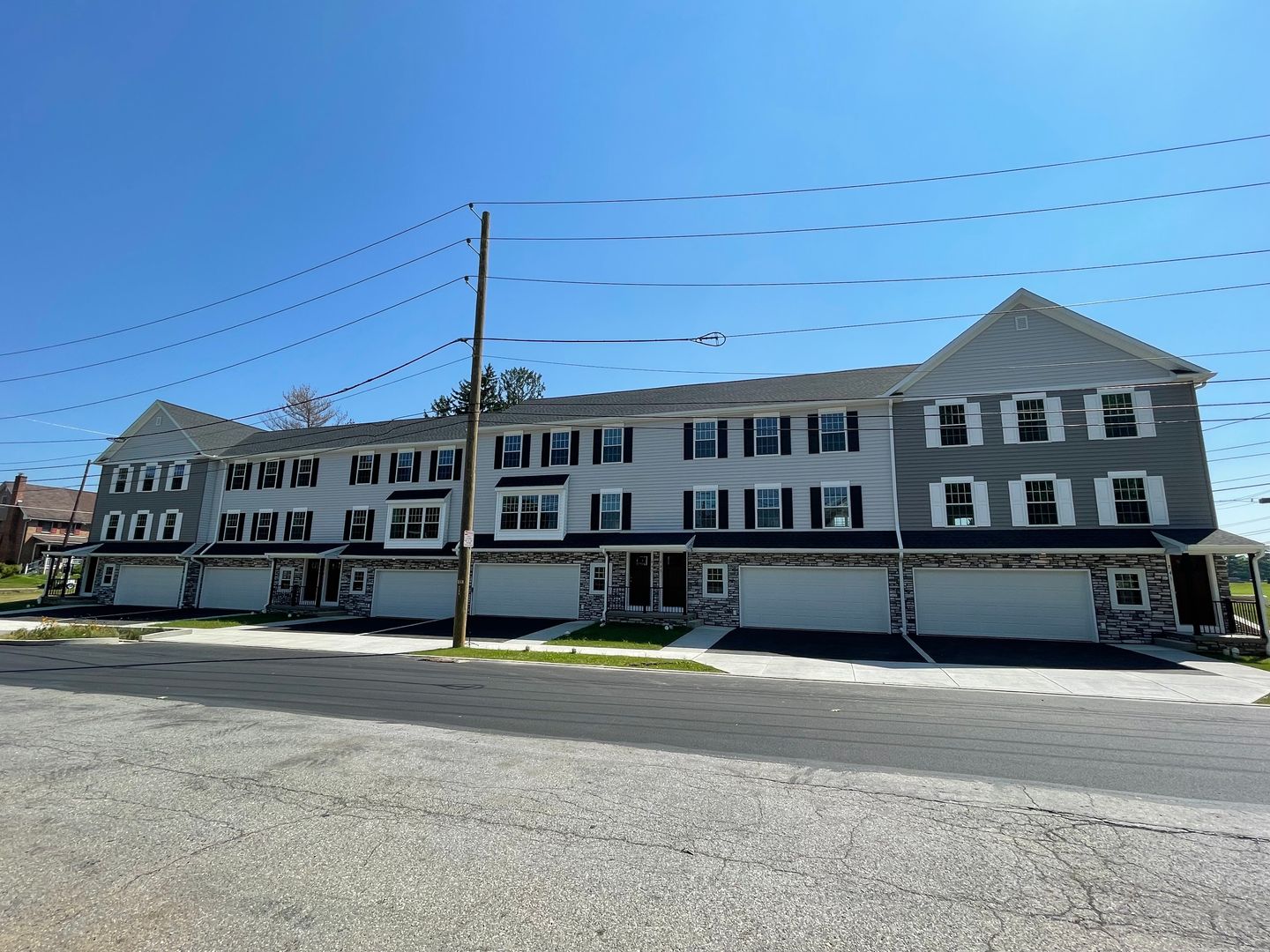 3 Bedroom 2.5 bathroom Available in Lancaster!