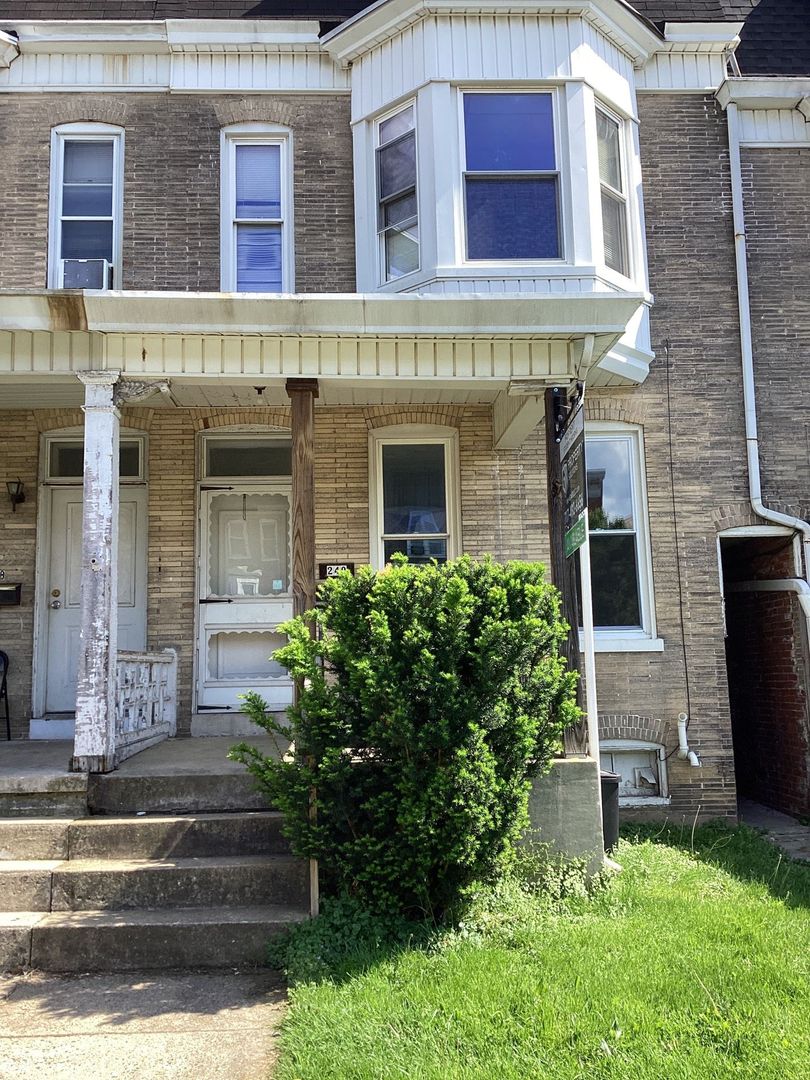 York Townhome: 240 W Jackson Street