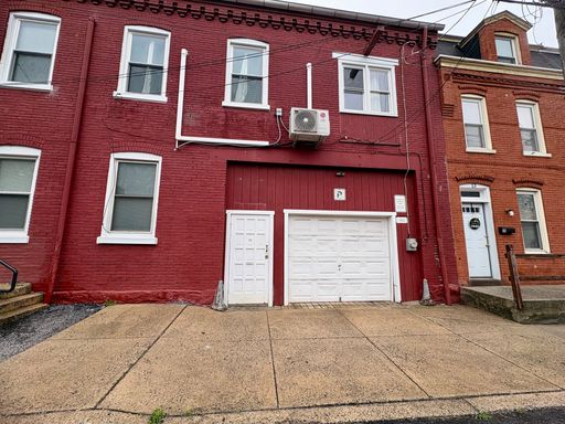 Large Garage with Storage and Bathroom in Lancaster City!