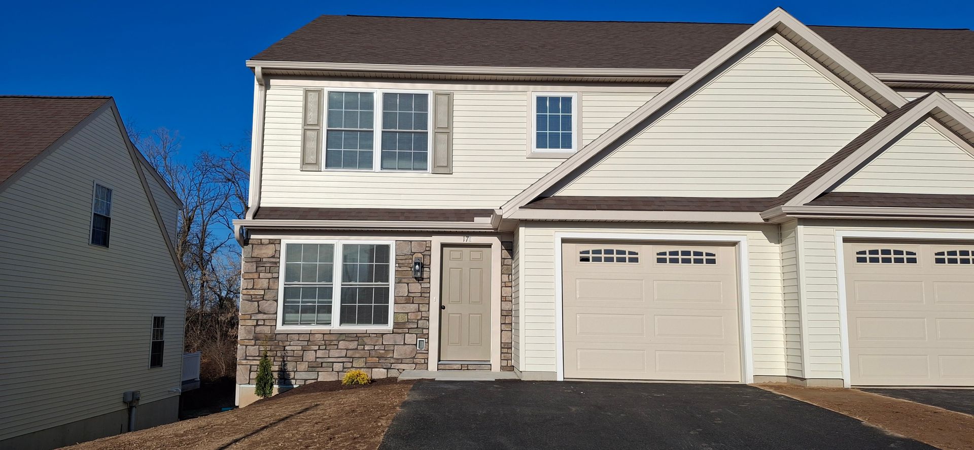 Elizabethtown House: 17 E Maize Circle