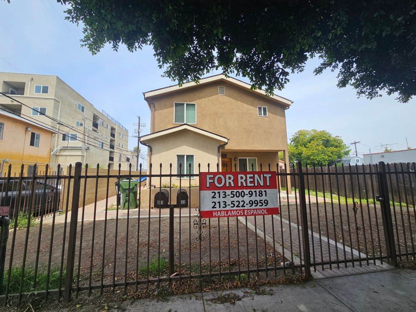 Los Angeles Apartment: 611 E 75th St