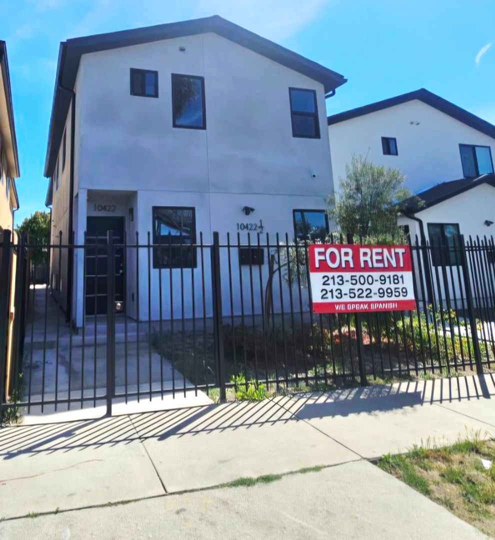 Los Angeles Apartment: 10422,10422 1/2 Graham Ave