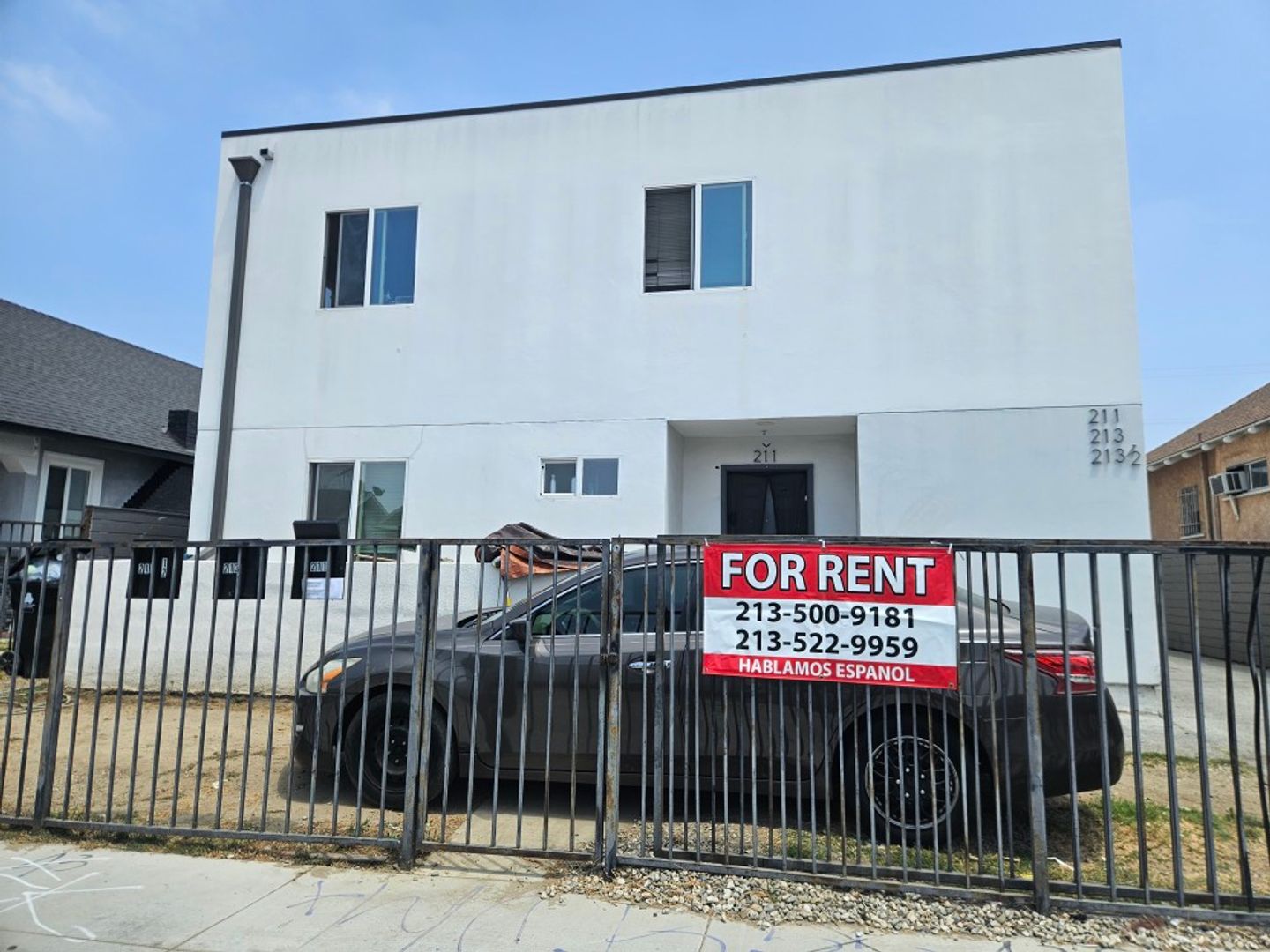 Los Angeles Apartment: 211 W 43rd St
