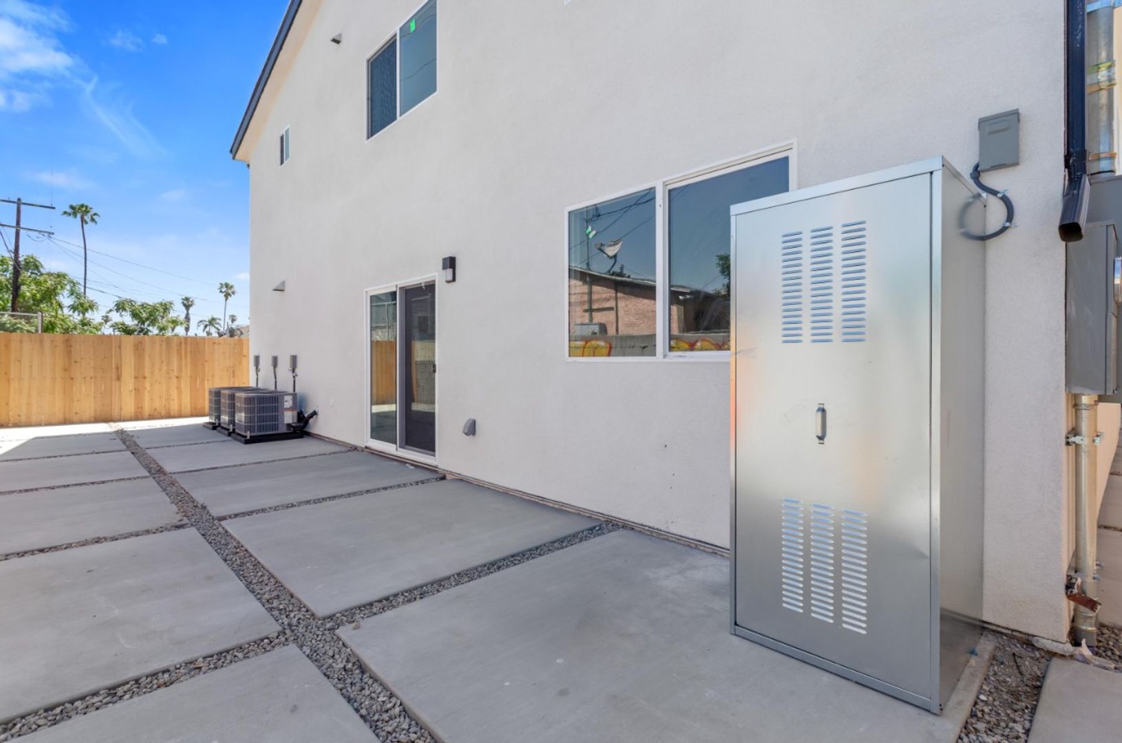 Los Angeles Apartment: 707 W 80th st