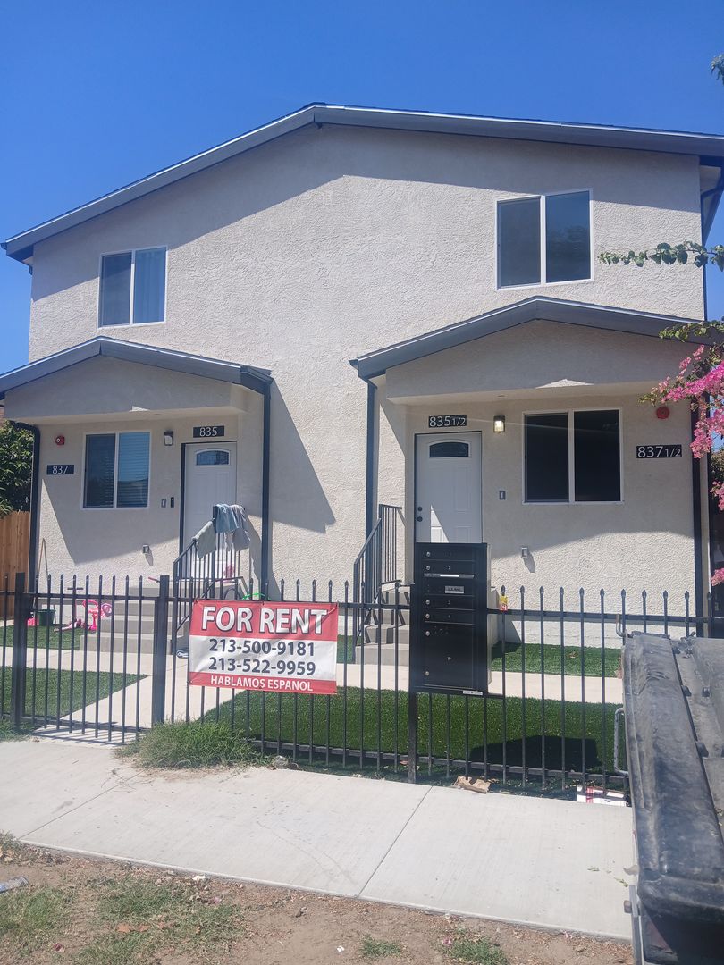 Los Angeles Apartment: 835 E 33rd st