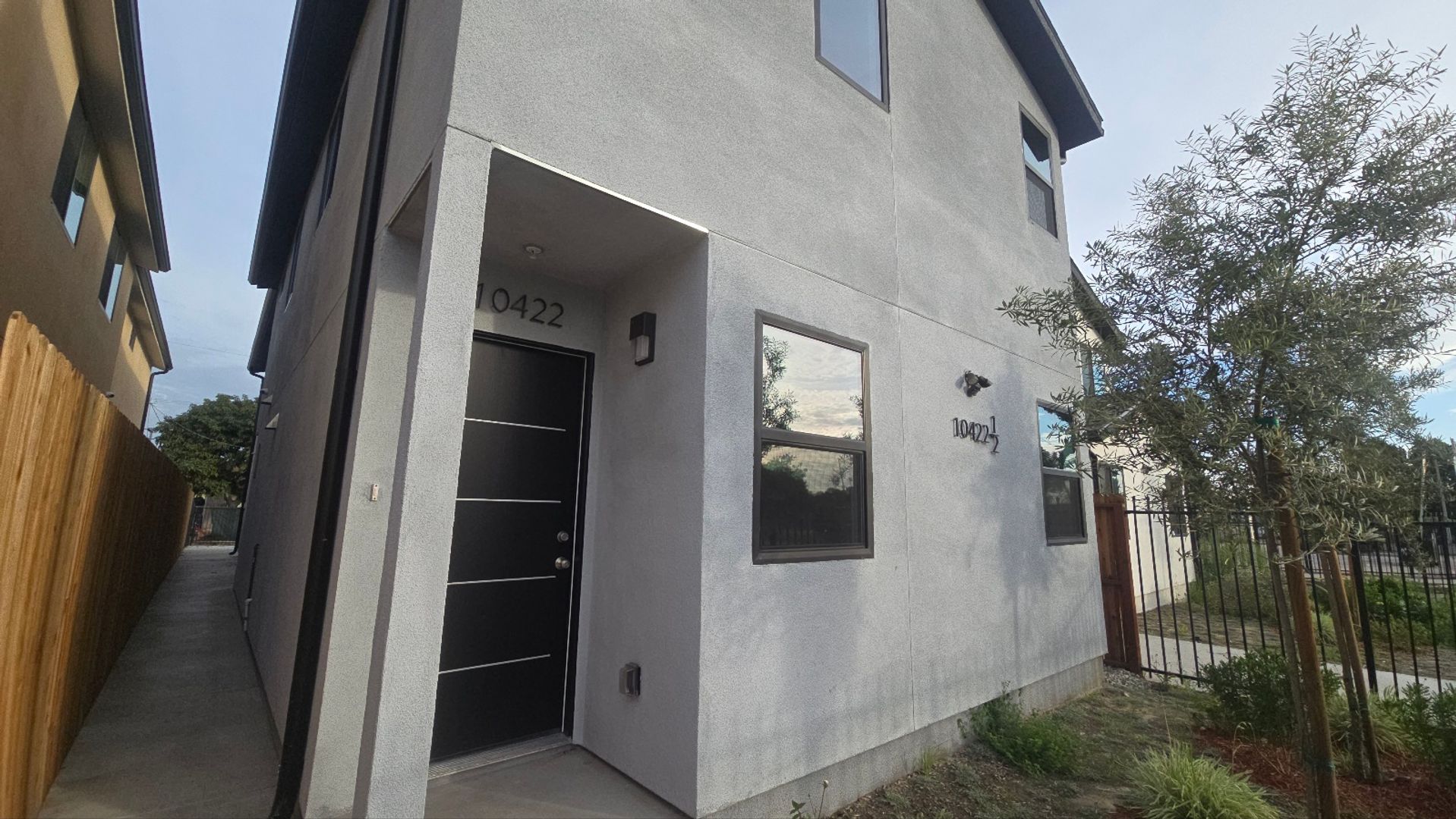 Los Angeles Apartment: 10422,10422 1/2 Graham Ave