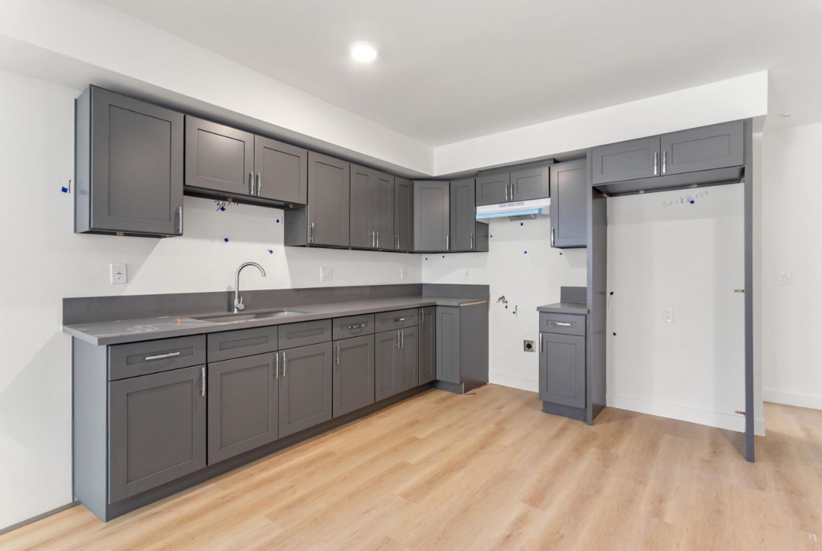 Los Angeles Apartment: 707 W 80th st