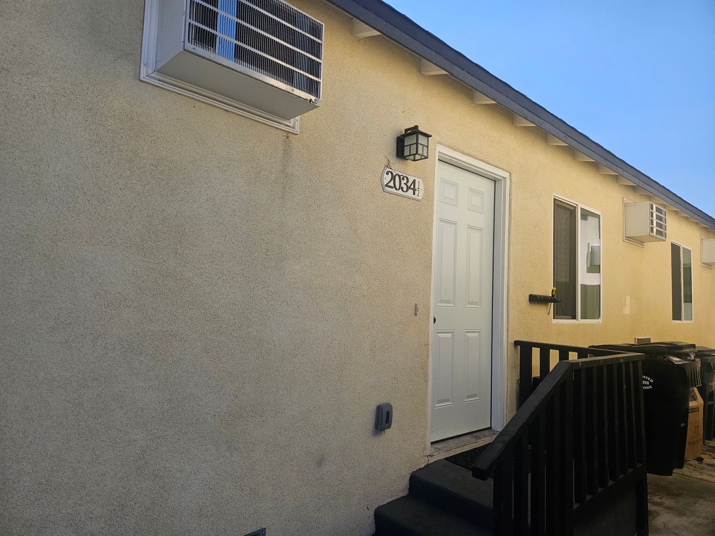 Los Angeles Apartment: 2030 E 77th St