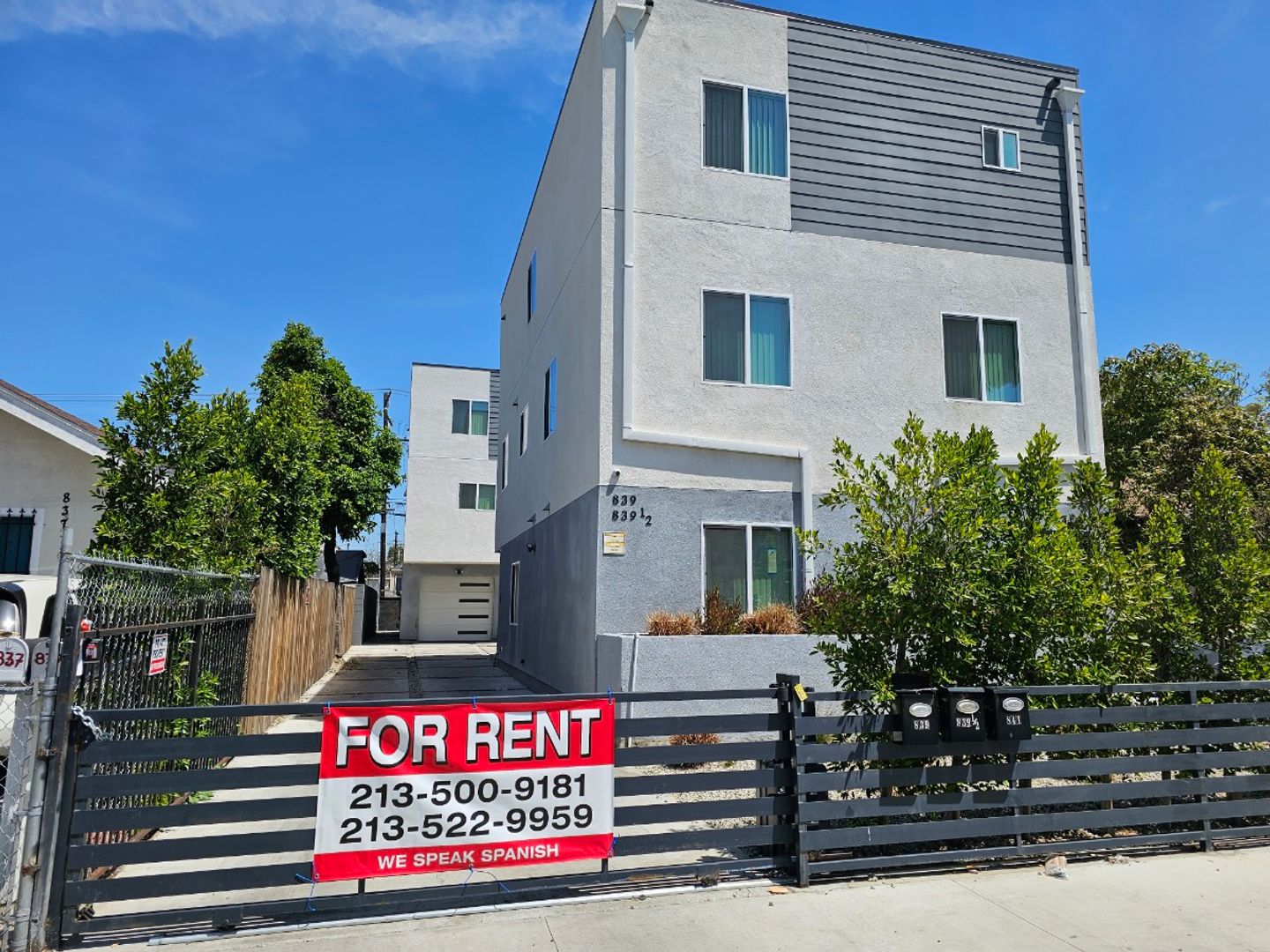 Los Angeles Apartment: 839 E