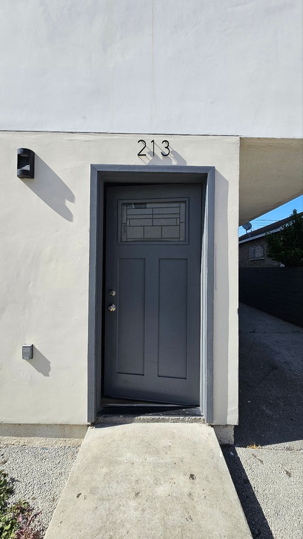 Los Angeles Apartment: 211 W 43rd St