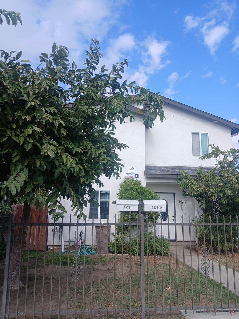 LOS ANGELES Apartment: 1627 E 88TH ST