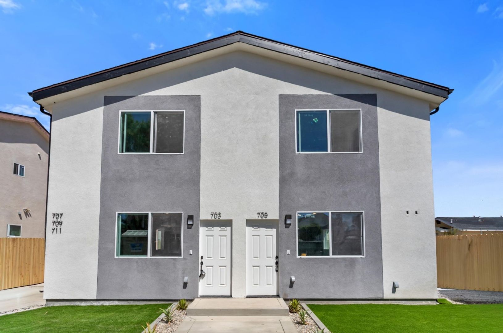 Los Angeles Apartment: 707 W 80th st