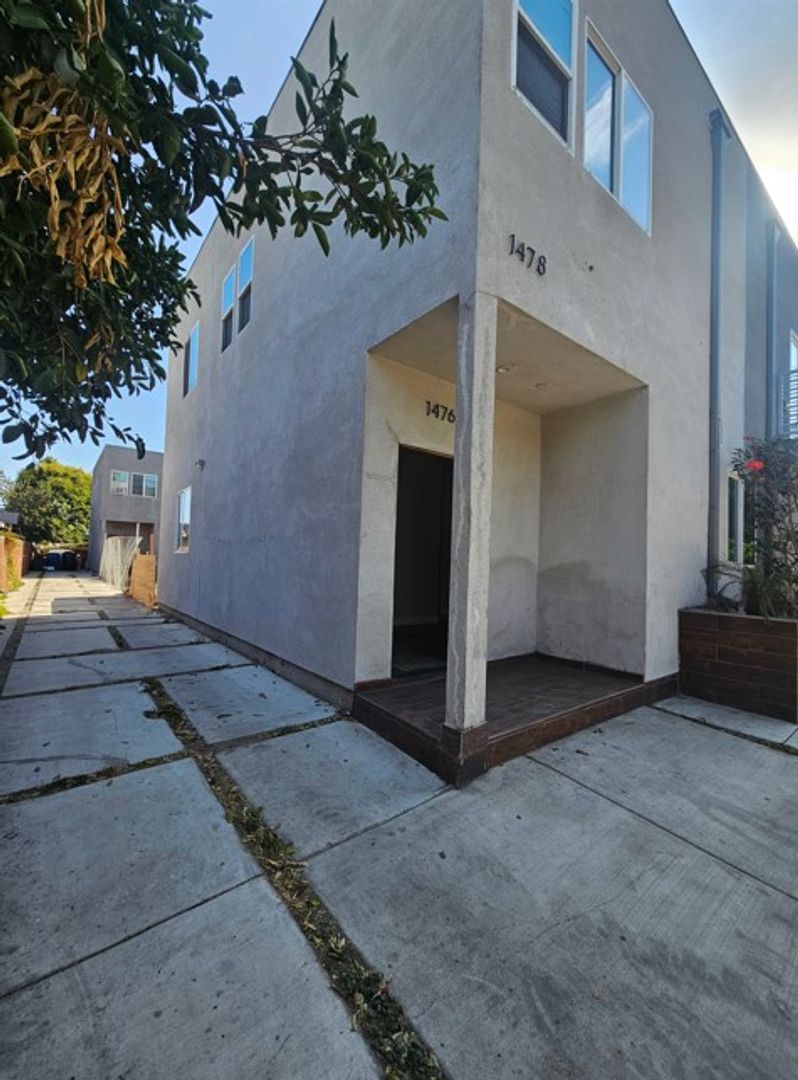 Los Angeles Apartment: 1476 E 107 Th St