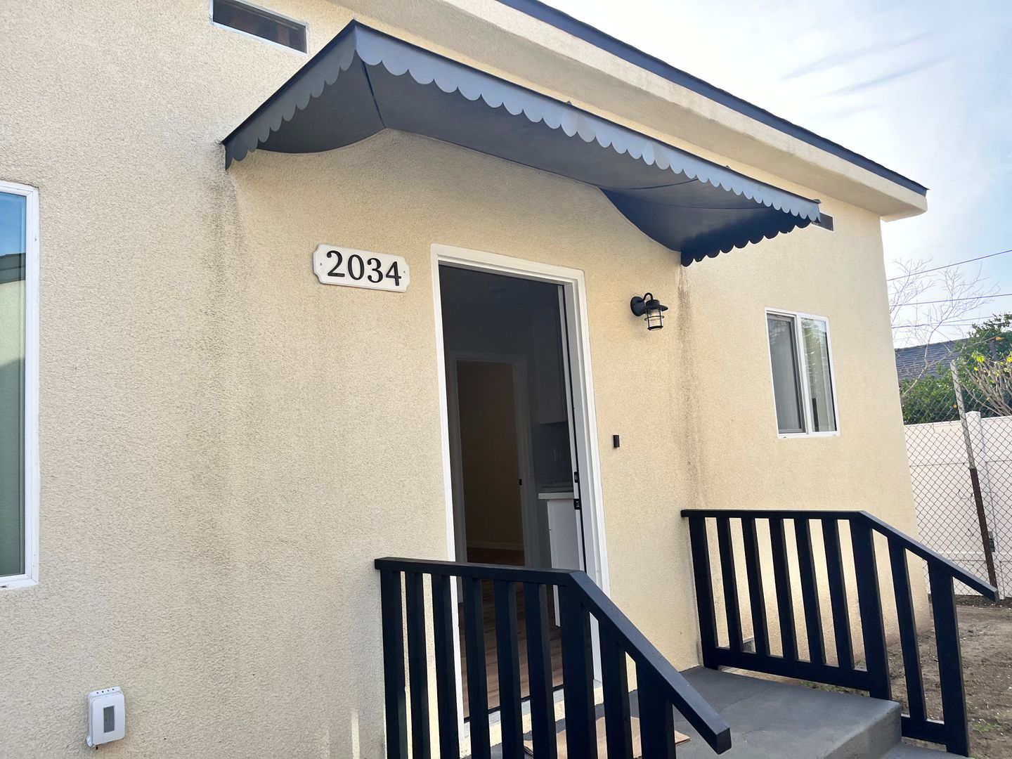 Los Angeles Apartment: 2030 E 77th St