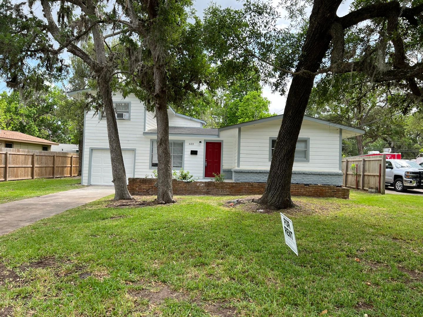 Lake Jackson House: 603 Magnolia St