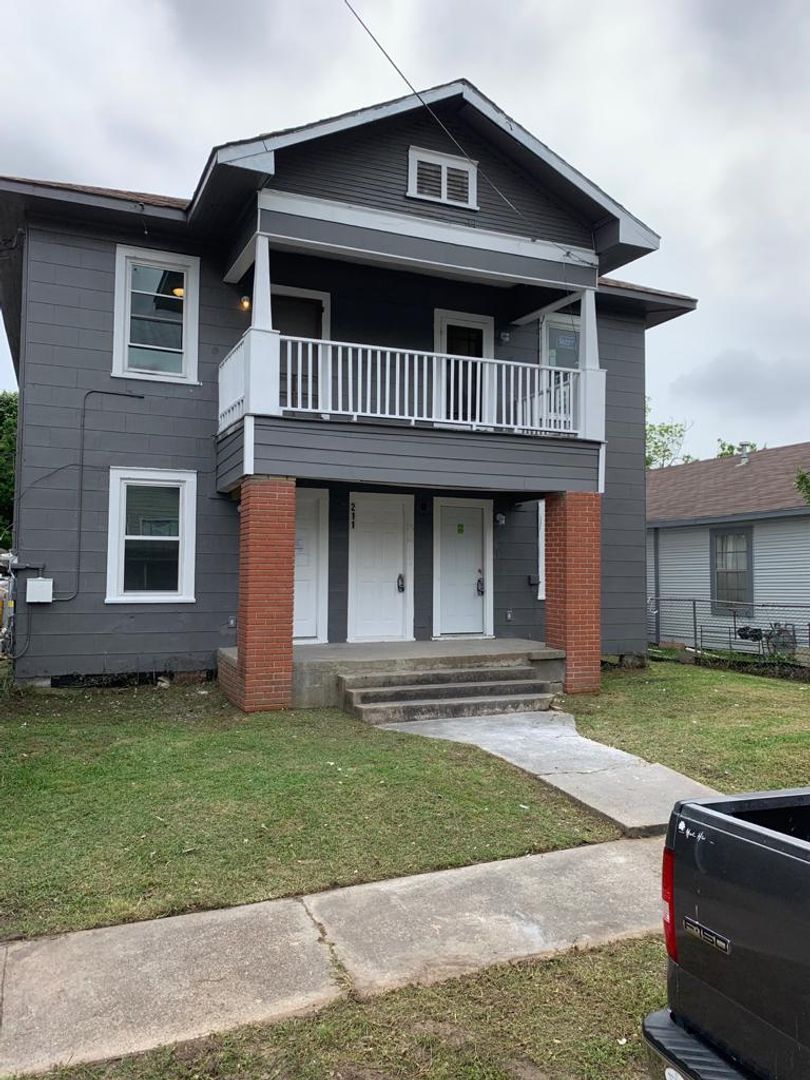Baytown Apartment: 211 E Sterling Ave